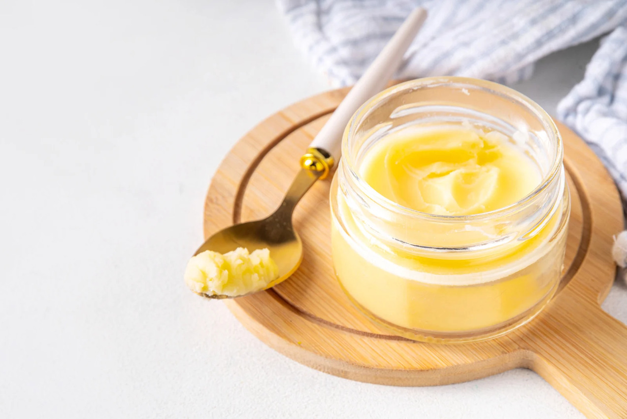 beurre ghee fait maison dans un petit pot en verre
