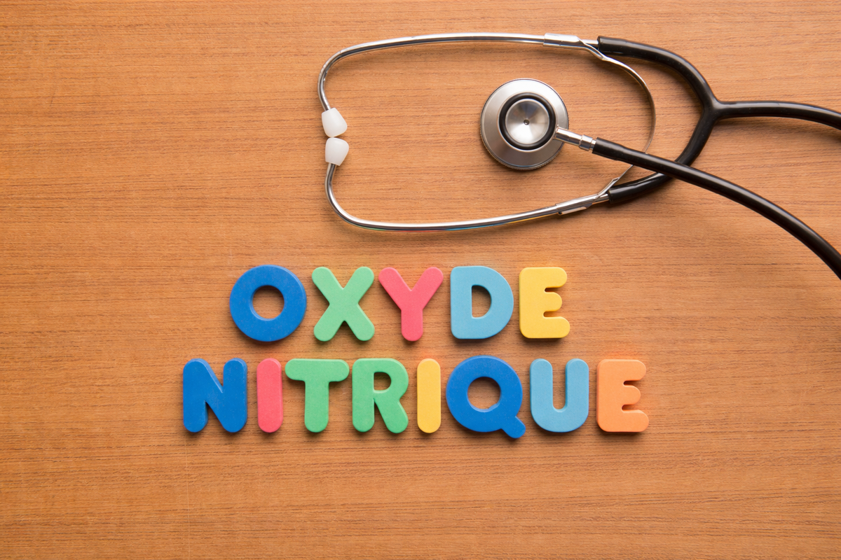 lettres colorées formant le mot oxyde nitrique sur fond bois