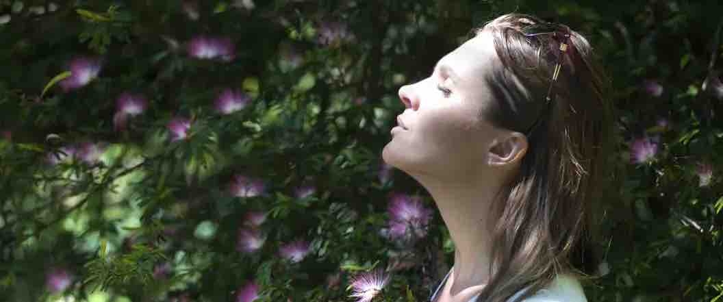 femme fermant les yeux dans le clair obscur
